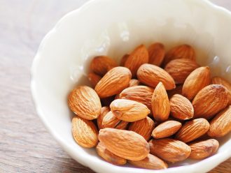 ビタミンE　：　善玉脂質を摂取する人には、必須アイテム！