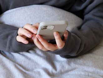 知らないうちに、脳を使いすぎていませんか？スワイプする手がとまらない理由。